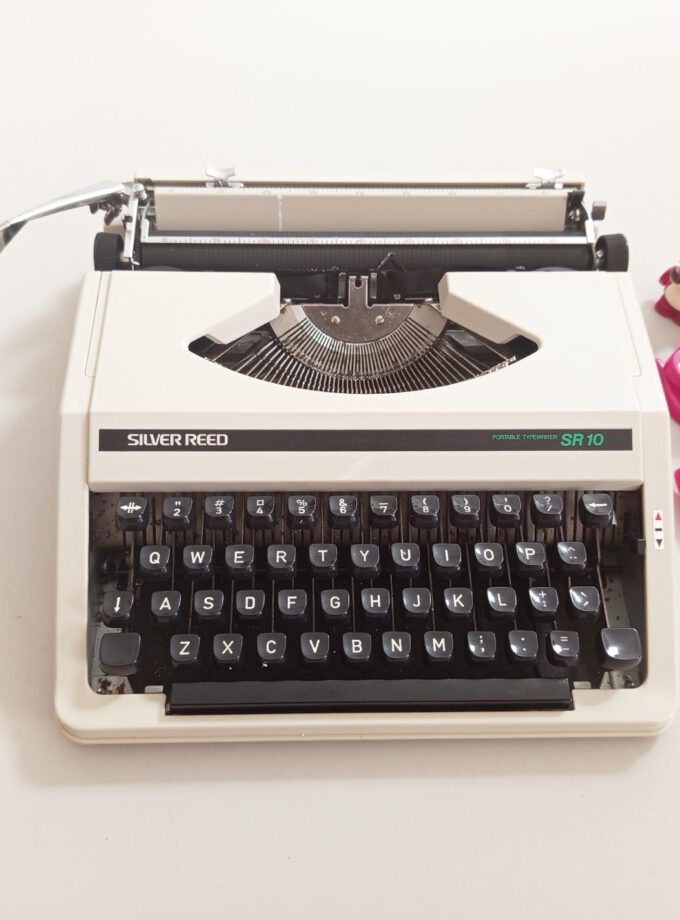 Vintage Silver-Reed SR10 Typewriter