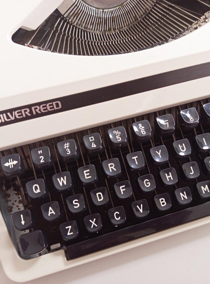 Vintage Silver-Reed SR10 Typewriter