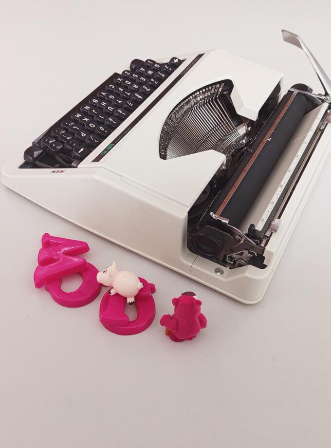 Vintage Silver-Reed SR10 Typewriter