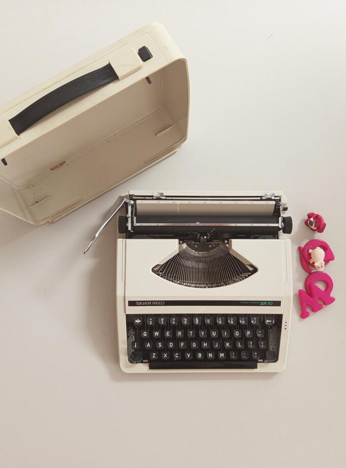 Vintage Silver-Reed SR10 Typewriter