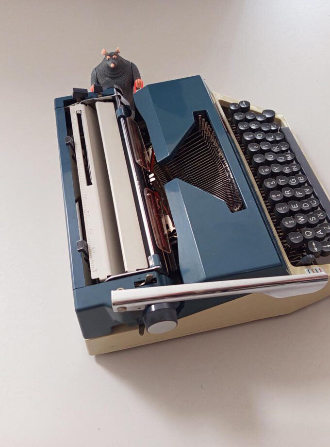 Vintage Daro Erika Light Grey / Blue Typewriter Pica