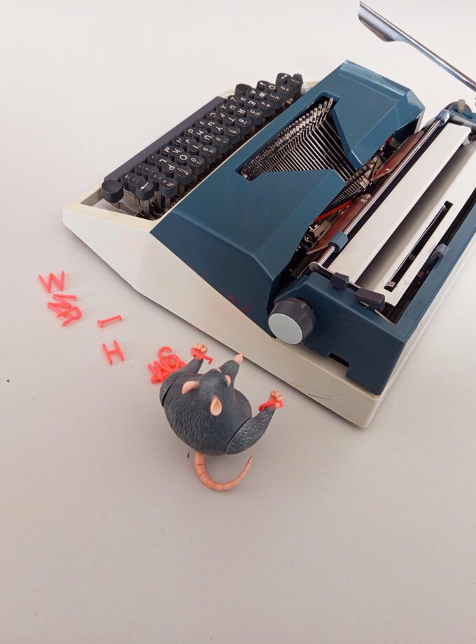 Vintage Daro Erika Light Grey / Blue Typewriter Pica