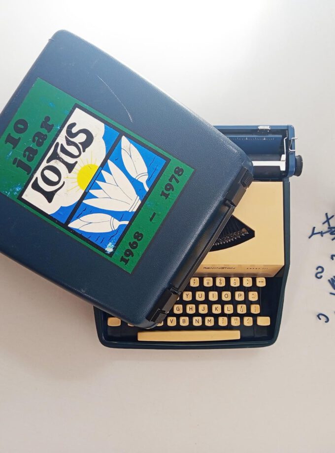 Vintage Sperry Remington Rand Envoy III Dark Blue Typewriter