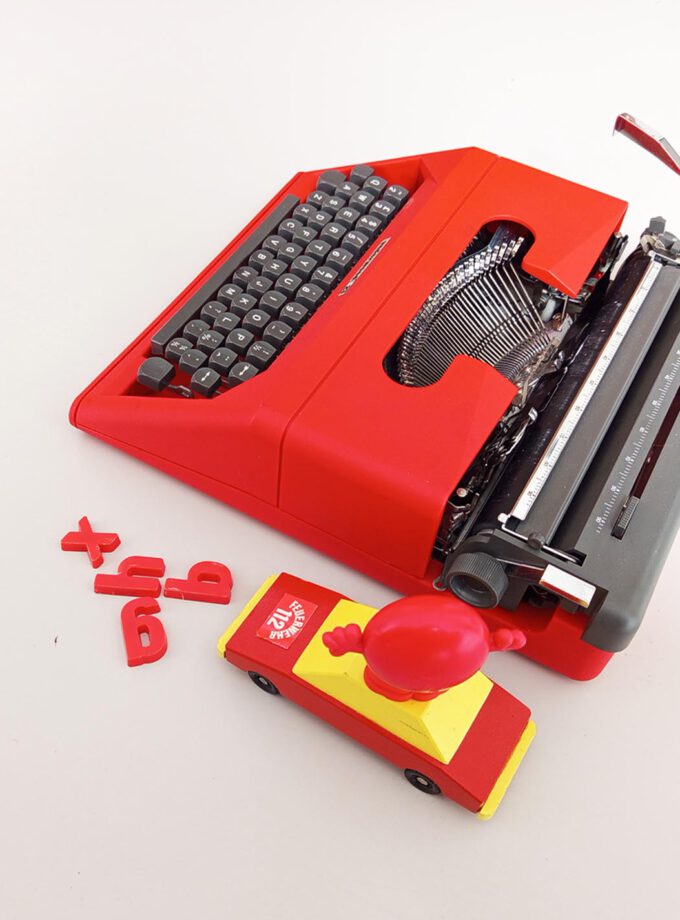 Vintage Underwood 23 Typewriter Red Elite