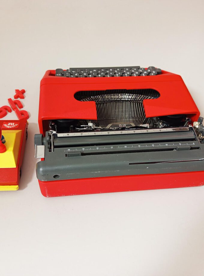Vintage Underwood 23 Typewriter Red Elite
