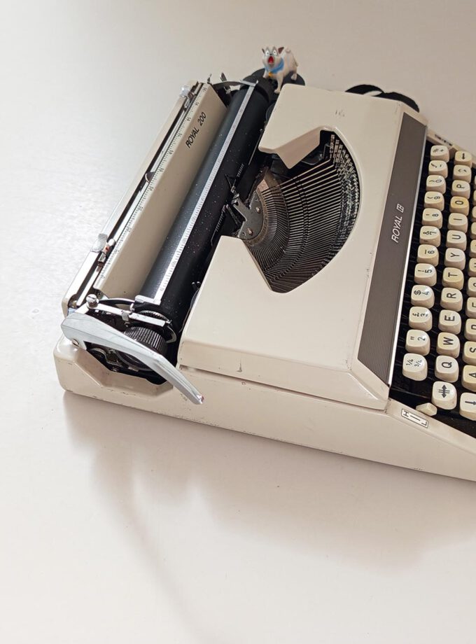 Vintage Royal 200 Typewriter Elite
