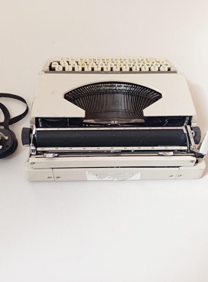Vintage Royal 200 Typewriter Elite