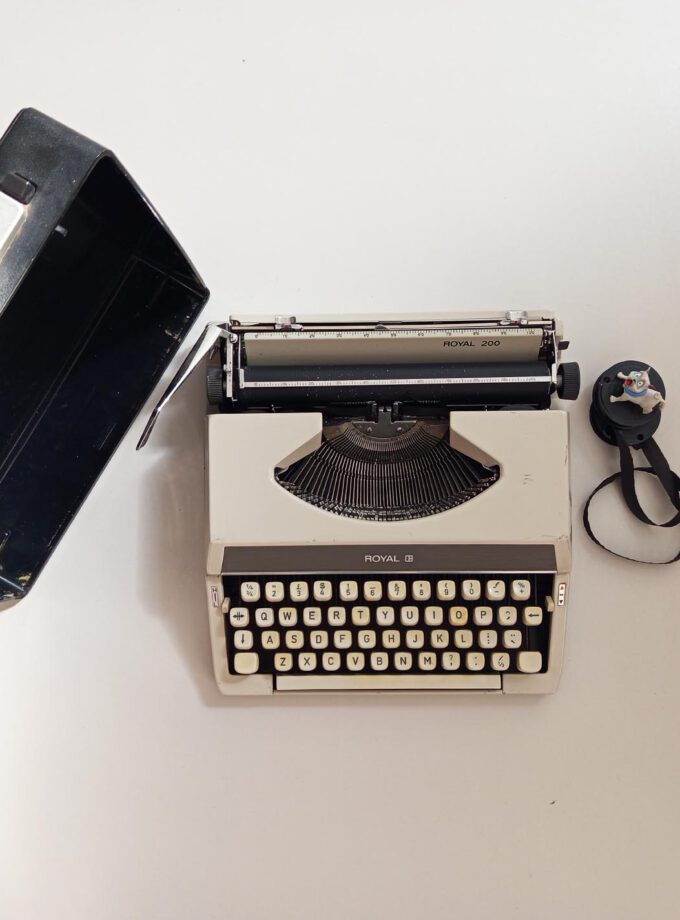 Vintage Royal 200 Typewriter Elite