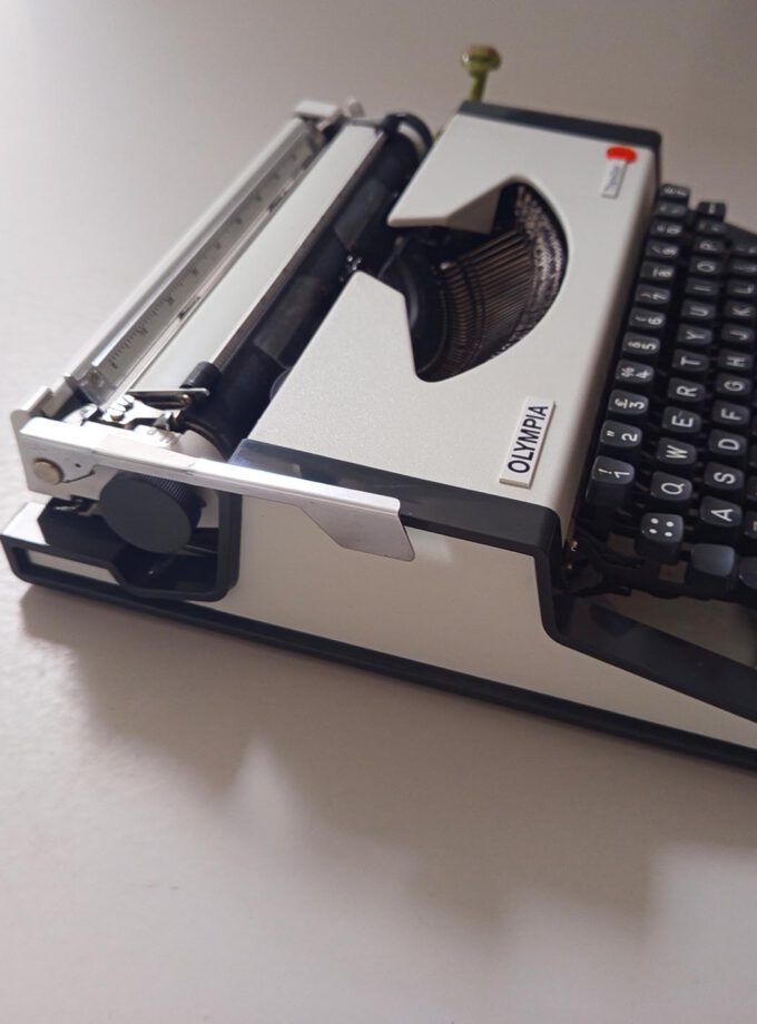 Vintage Olympia Traveller Defect