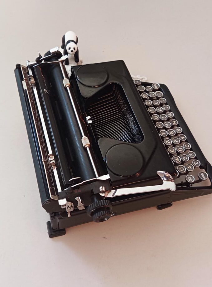 Everest Mod.90 Old Black Vintage Typewriter Elite