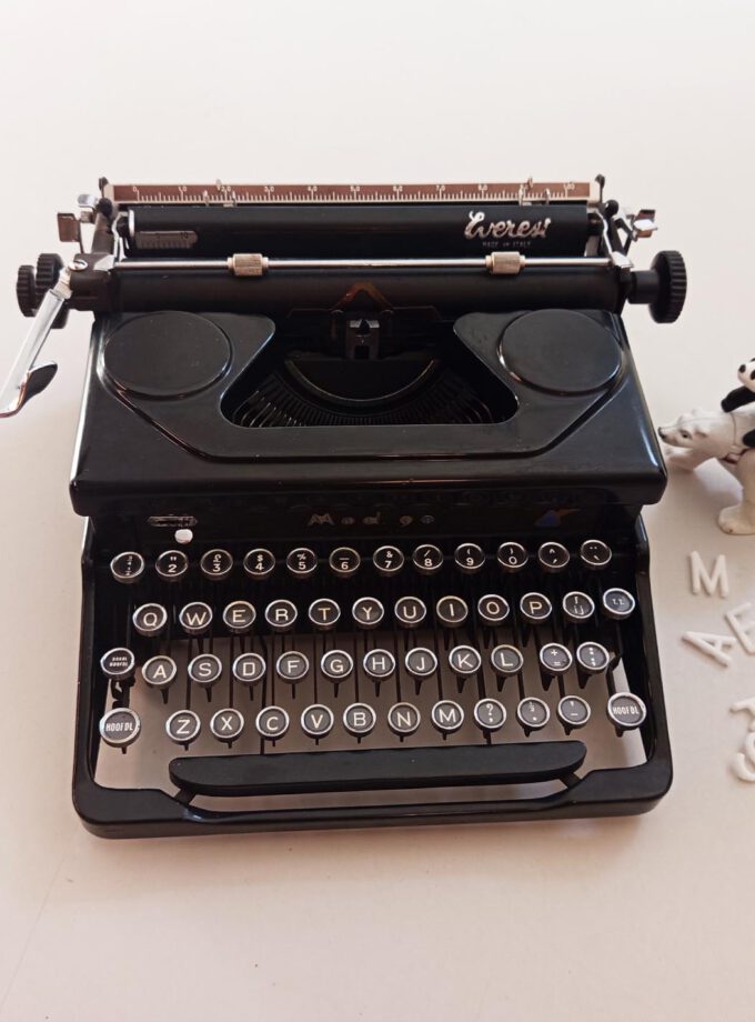 Everest Mod.90 Old Black Vintage Typewriter Elite