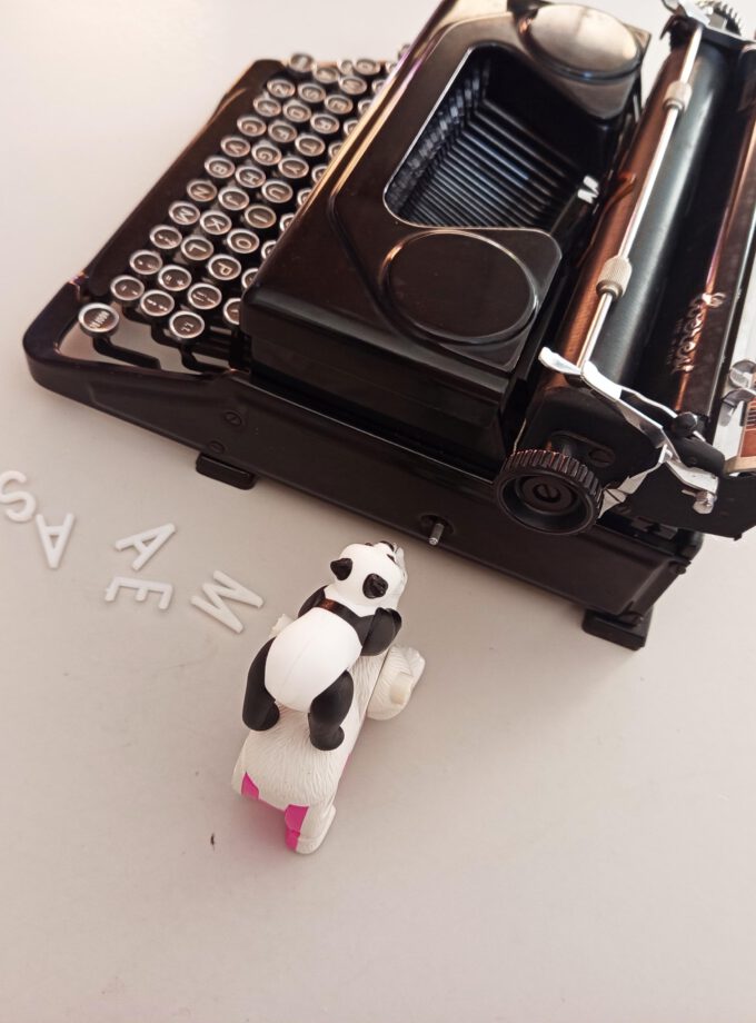 Everest Mod.90 Old Black Vintage Typewriter Elite