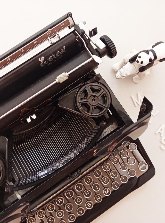 Everest Mod.90 Old Black Vintage Typewriter Elite