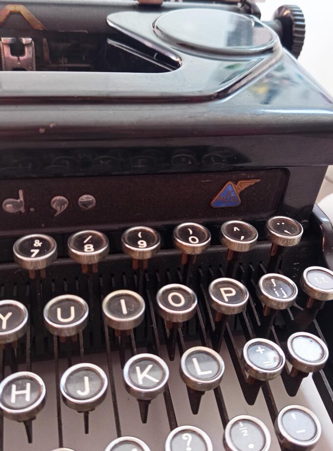 Everest Mod.90 Old Black Vintage Typewriter Elite