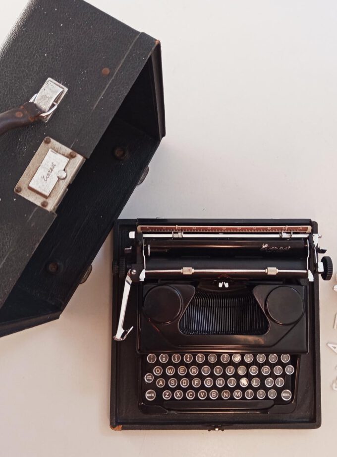 Everest Mod.90 Old Black Vintage Typewriter Elite