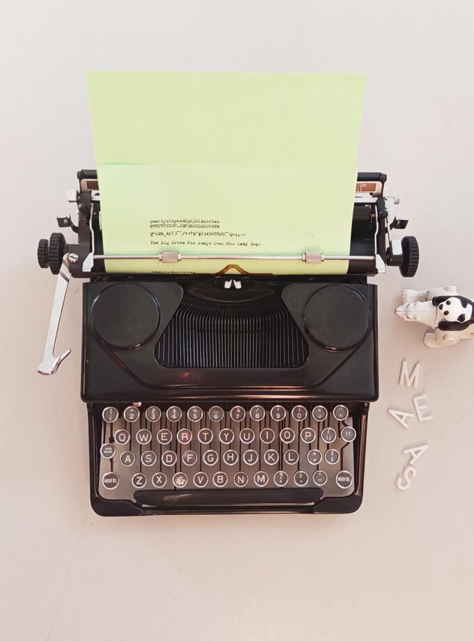 Everest Mod.90 Old Black Vintage Typewriter Elite