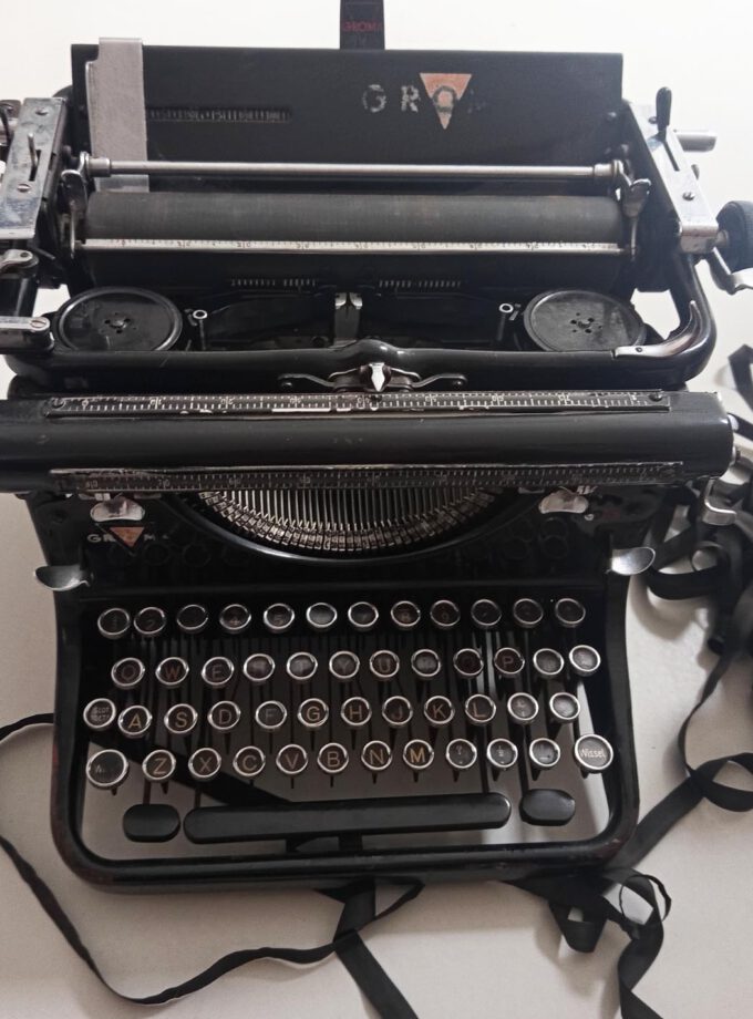Vintage Old Black Groma S Typewriter