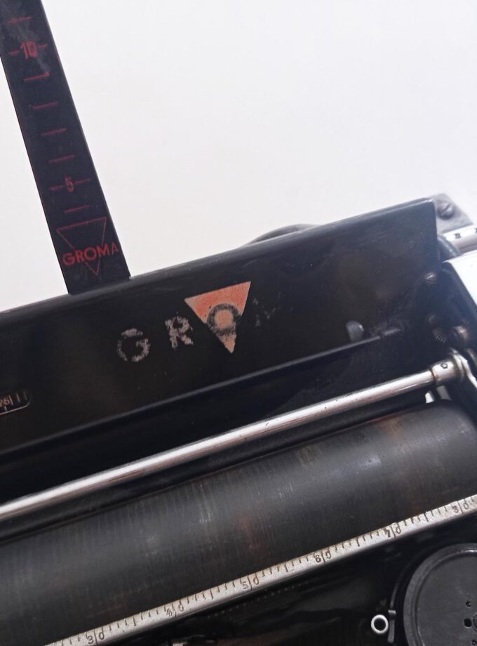 Vintage Old Black Groma S Typewriter