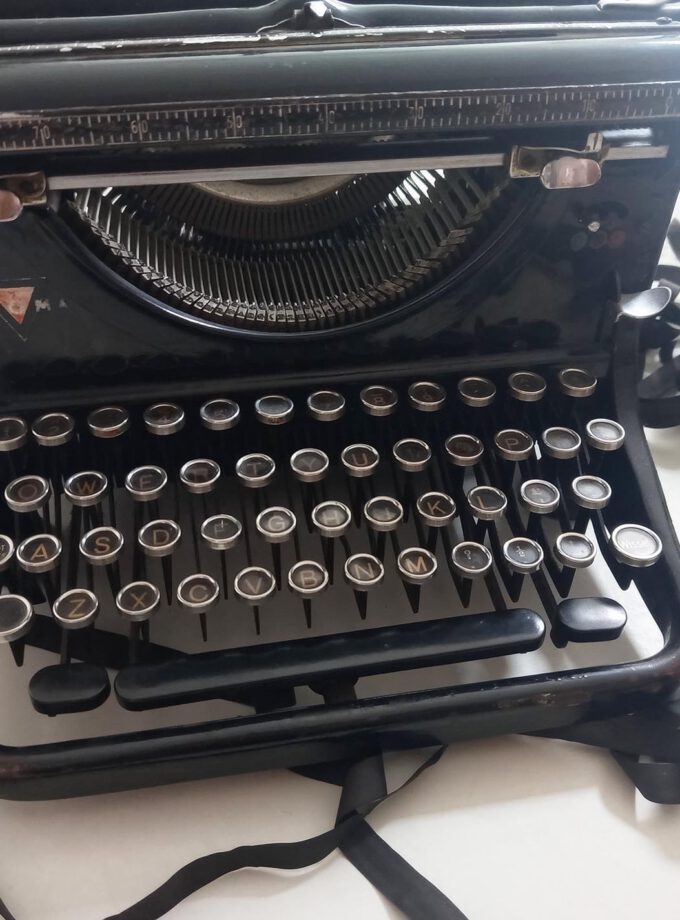 Vintage Old Black Groma S Typewriter