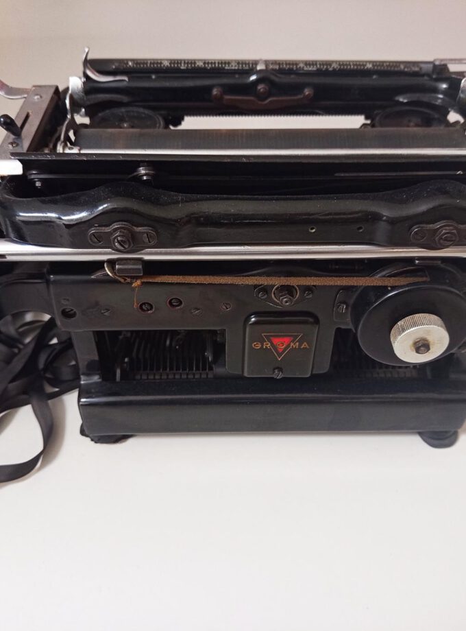 Vintage Old Black Groma S Typewriter