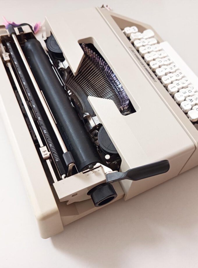 Vintage Olivetti Lettera 25 Typewriter Cubic