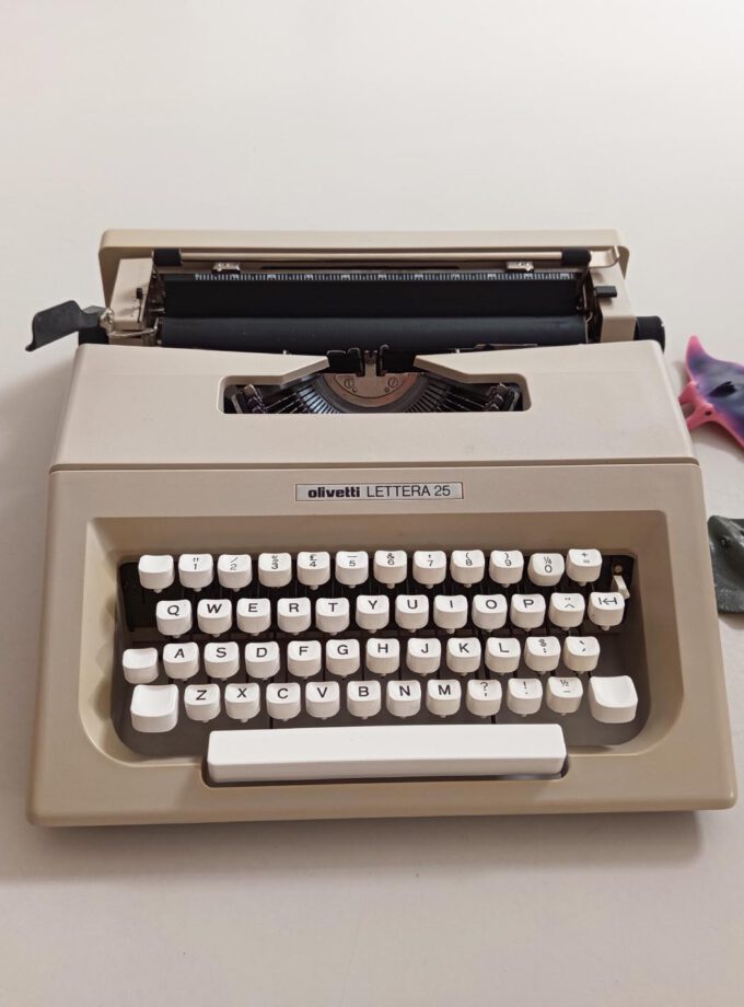 Vintage Olivetti Lettera 25 Typewriter Cubic