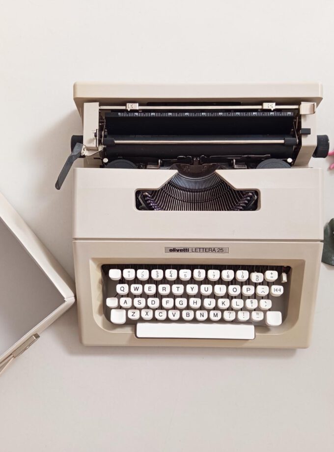 Vintage Olivetti Lettera 25 Typewriter Cubic