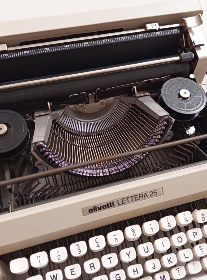 Vintage Olivetti Lettera 25 Typewriter Cubic