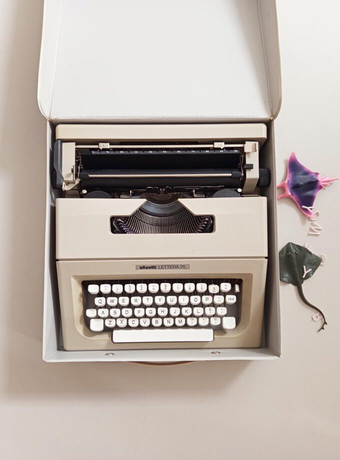 Vintage Olivetti Lettera 25 Typewriter Cubic