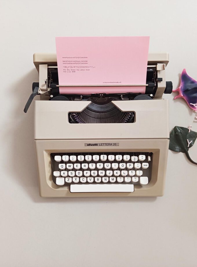 Vintage Olivetti Lettera 25 Typewriter Cubic