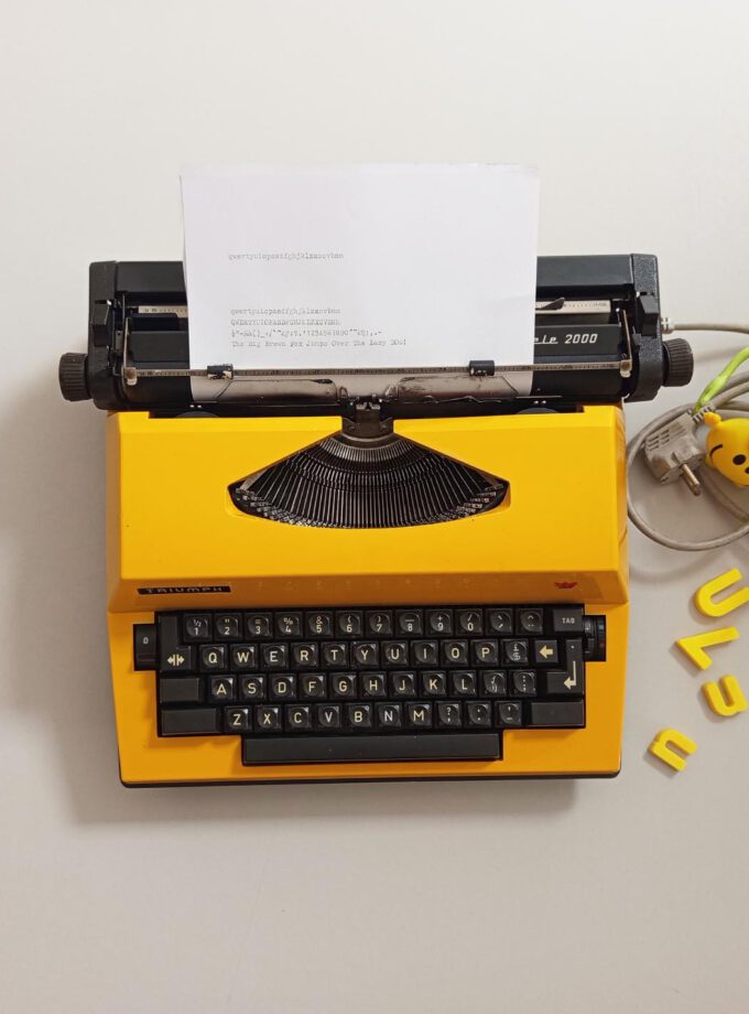 Electric Typewriter YELLOW Triumph Gabriele 2000 Electric