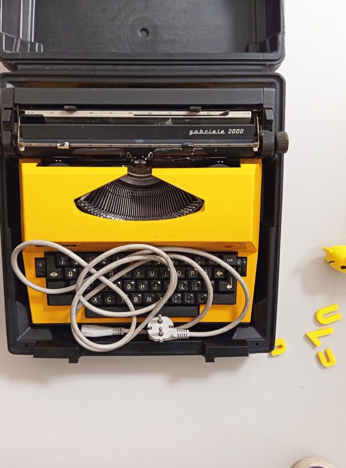 Electric Typewriter YELLOW Triumph Gabriele 2000 Electric