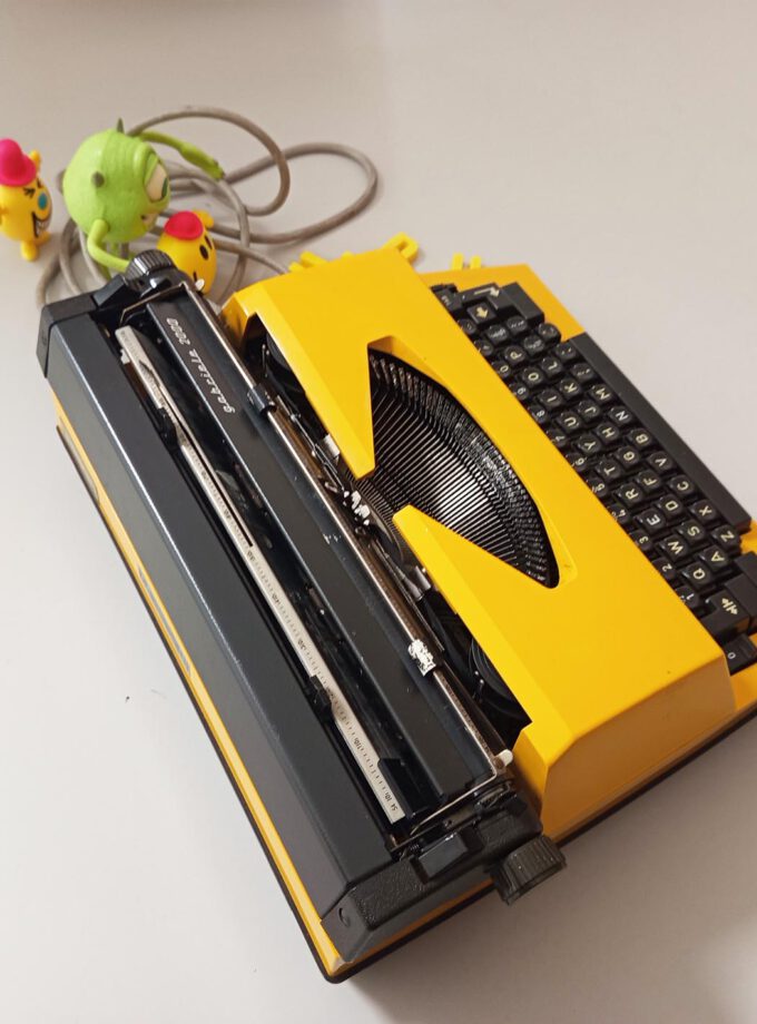 Electric Typewriter YELLOW Triumph Gabriele 2000 Electric