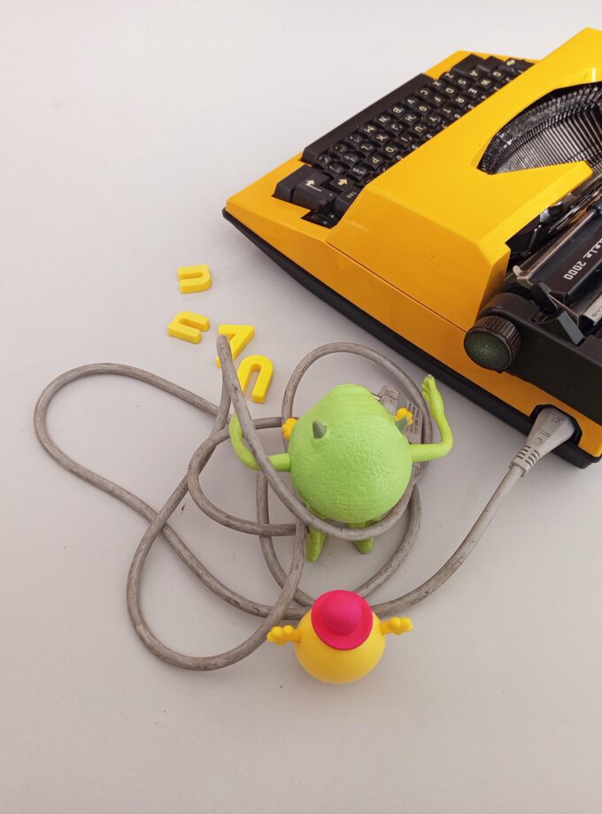 Electric Typewriter YELLOW Triumph Gabriele 2000 Electric