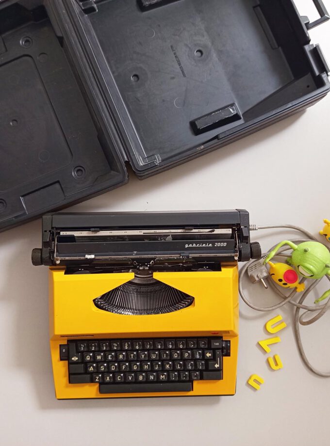Electric Typewriter YELLOW Triumph Gabriele 2000 Electric
