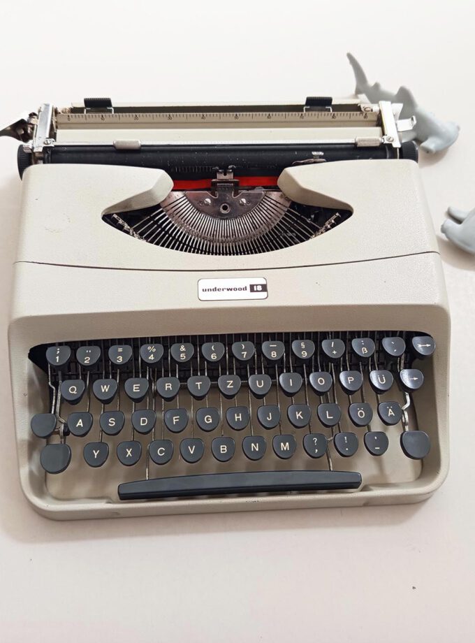 Miss Lady Vintage Underwood 18 Typewriter