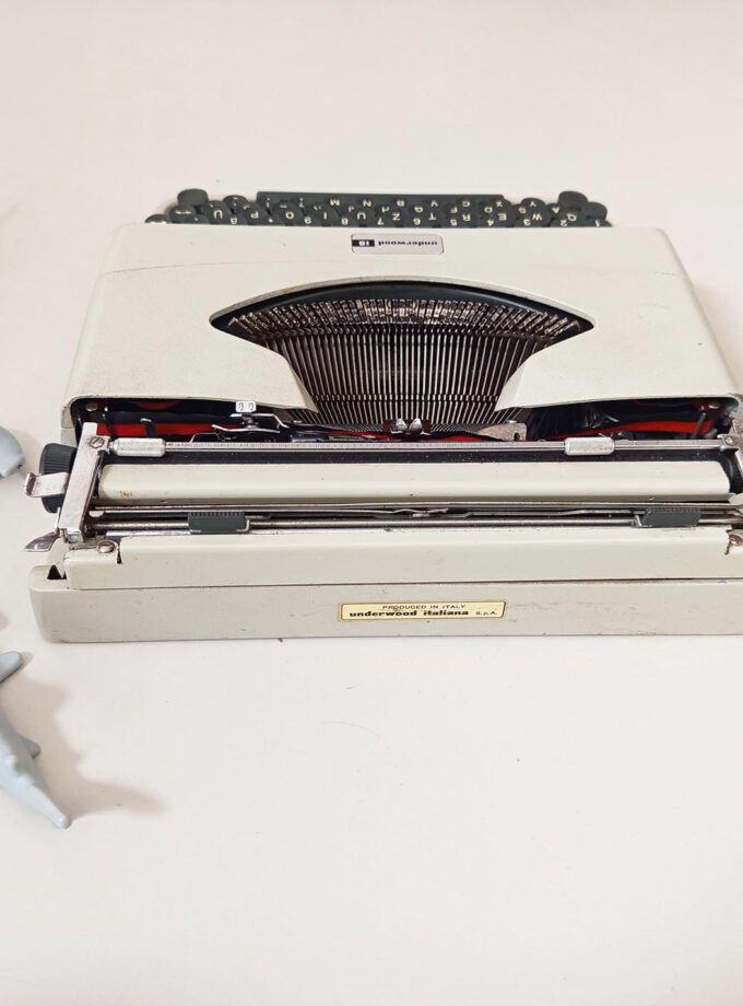 Miss Lady Vintage Underwood 18 Typewriter