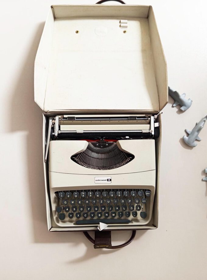 Miss Lady Vintage Underwood 18 Typewriter