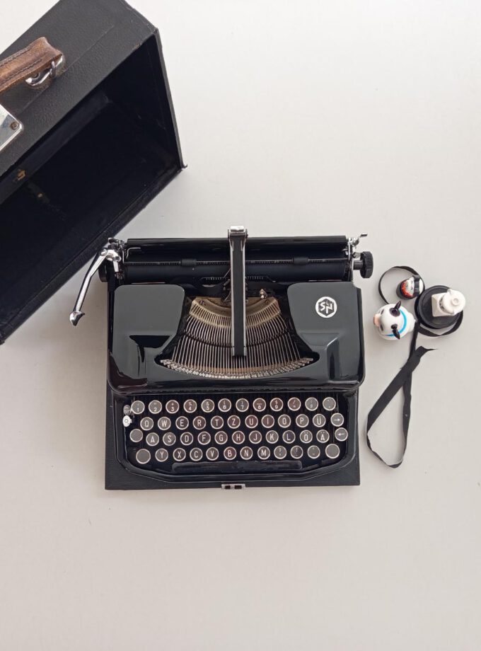 Vintage Old Erika Model 8 Typewriter