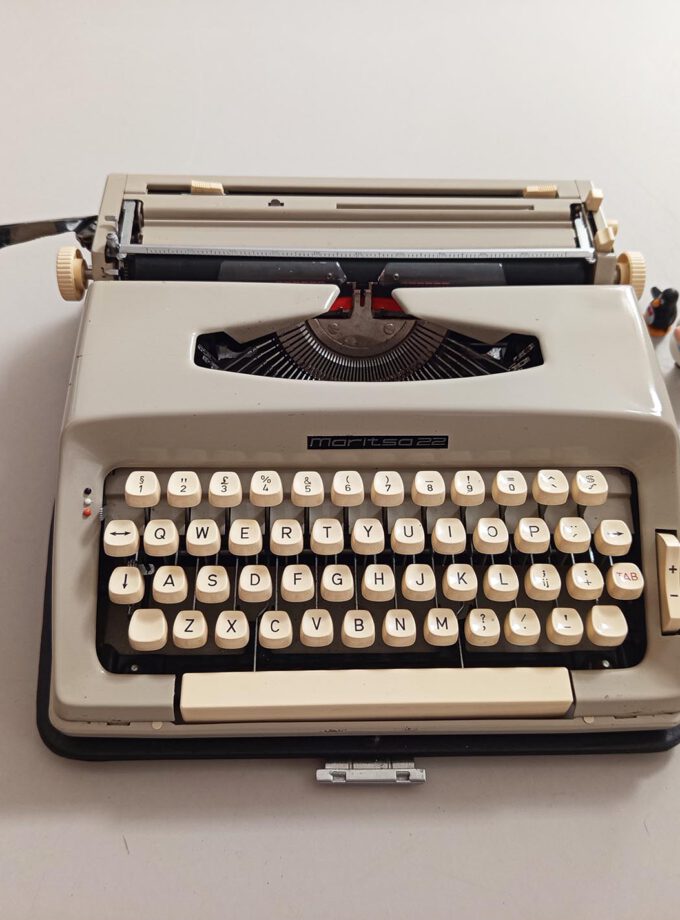 Vintage Maritsa 22 Typewriter Elite