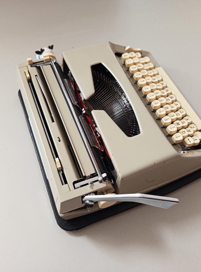 Vintage Maritsa 22 Typewriter Elite