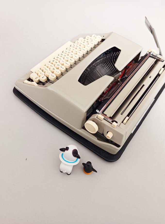 Vintage Maritsa 22 Typewriter Elite