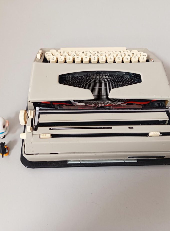 Vintage Maritsa 22 Typewriter Elite