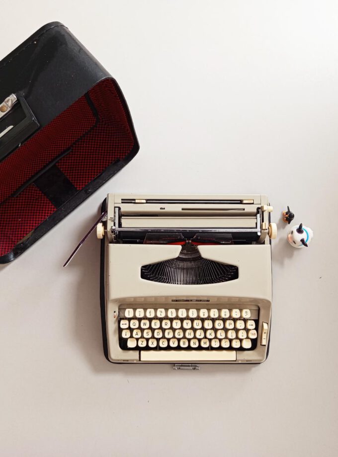 Vintage Maritsa 22 Typewriter Elite