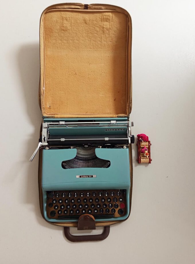Vintage Olivetti Lettera 22 Green Elite
