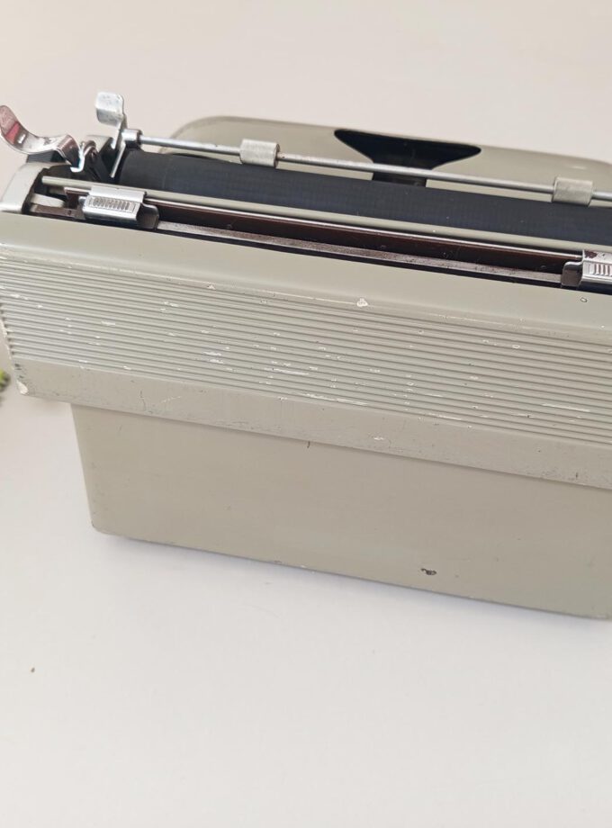 Vintage Olivetti Hispano Lexicon Typewriter