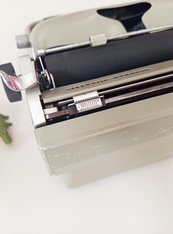 Vintage Olivetti Hispano Lexicon Typewriter