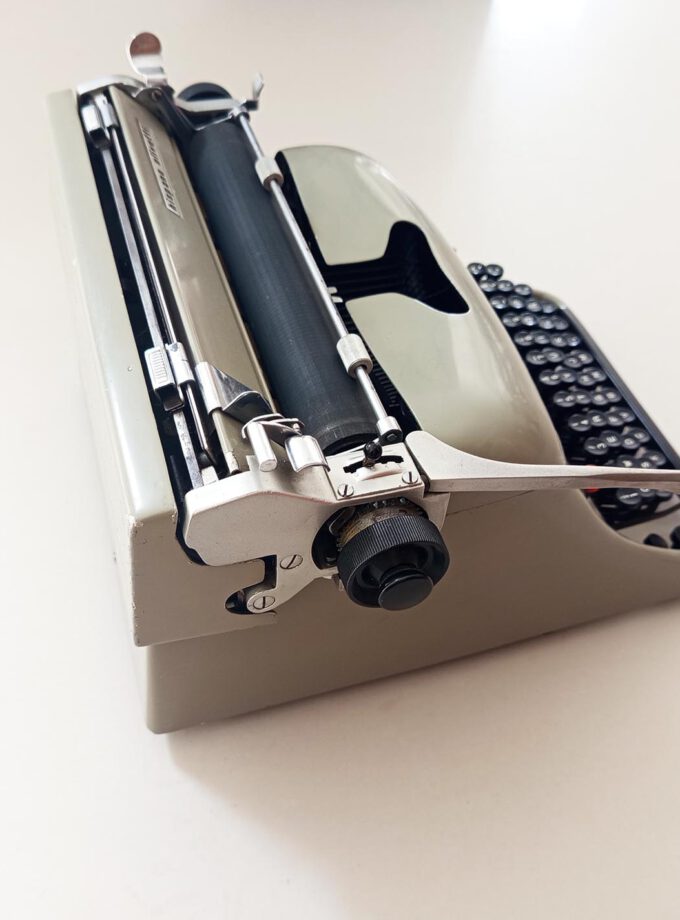 Vintage Olivetti Hispano Lexicon Typewriter