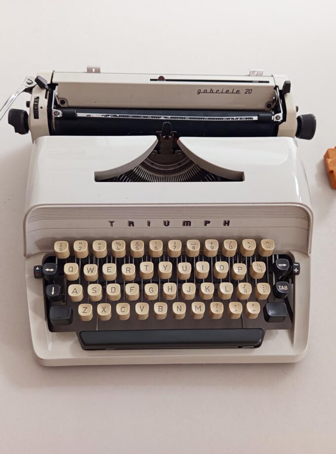 Vintage Damaged Triumph Gabriele 20 Typewriter Cubic
