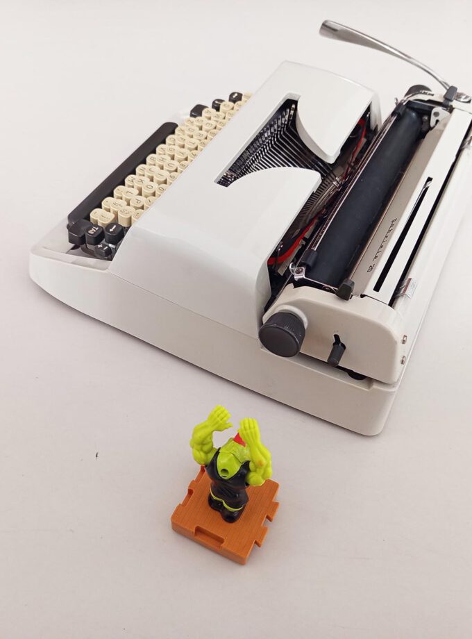 Vintage Damaged Triumph Gabriele 20 Typewriter Cubic